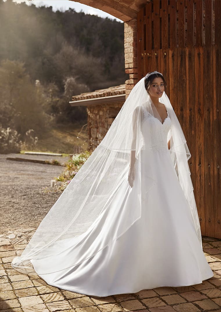 Obrázek ženy se svatebními šaty Hyperion od značky Pronovias