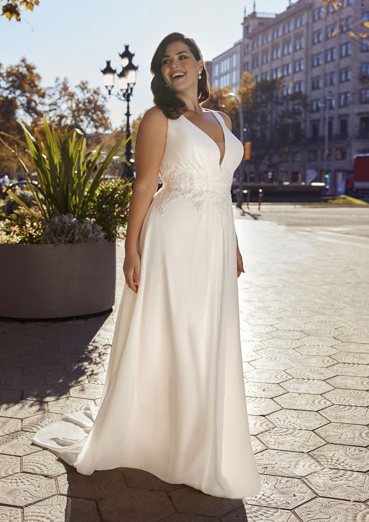 Obrázek ženy se svatebními šaty Dazzling z kolekce white one od značky pronovias group