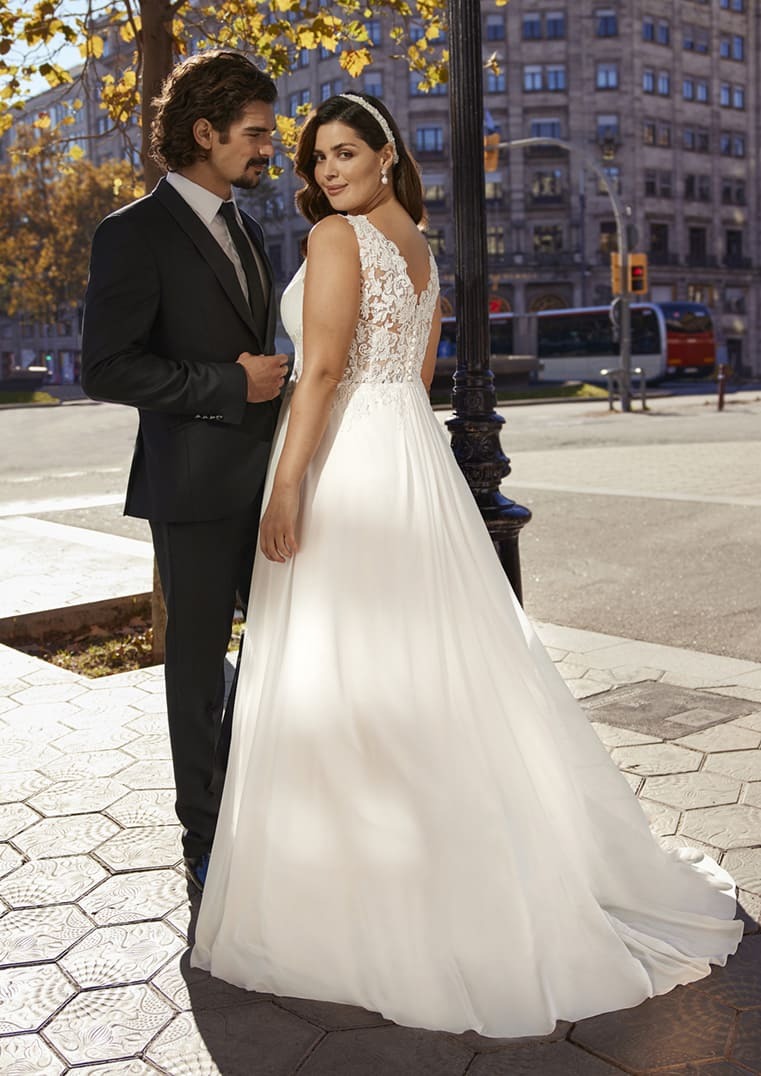 Obrázek ženy se svatebními šaty Dazzlingz kolekce White One od Pronovias Group