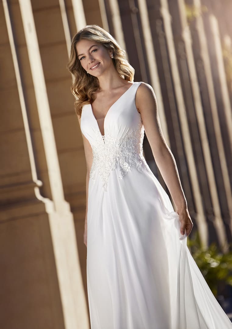 Obrázek ženy se svatebními šaty Dazzlingz kolekce White One od Pronovias Group
