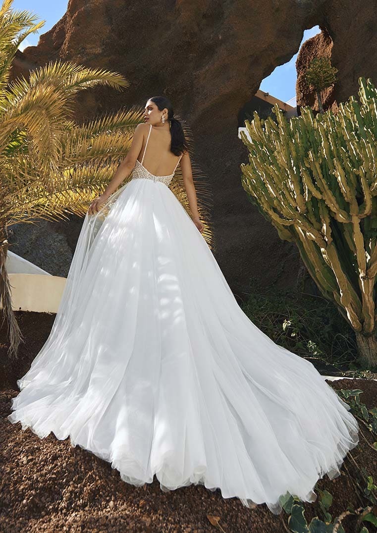 Obrázek ženy se svatebními šaty Skellig od značky Pronovias