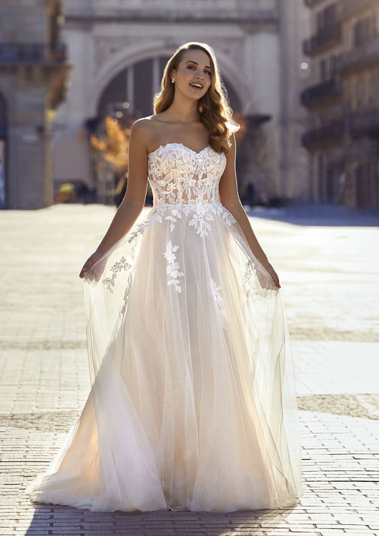 Obrázek ženy se svatebními šaty Splendour z kolekce White One od Pronovias Group