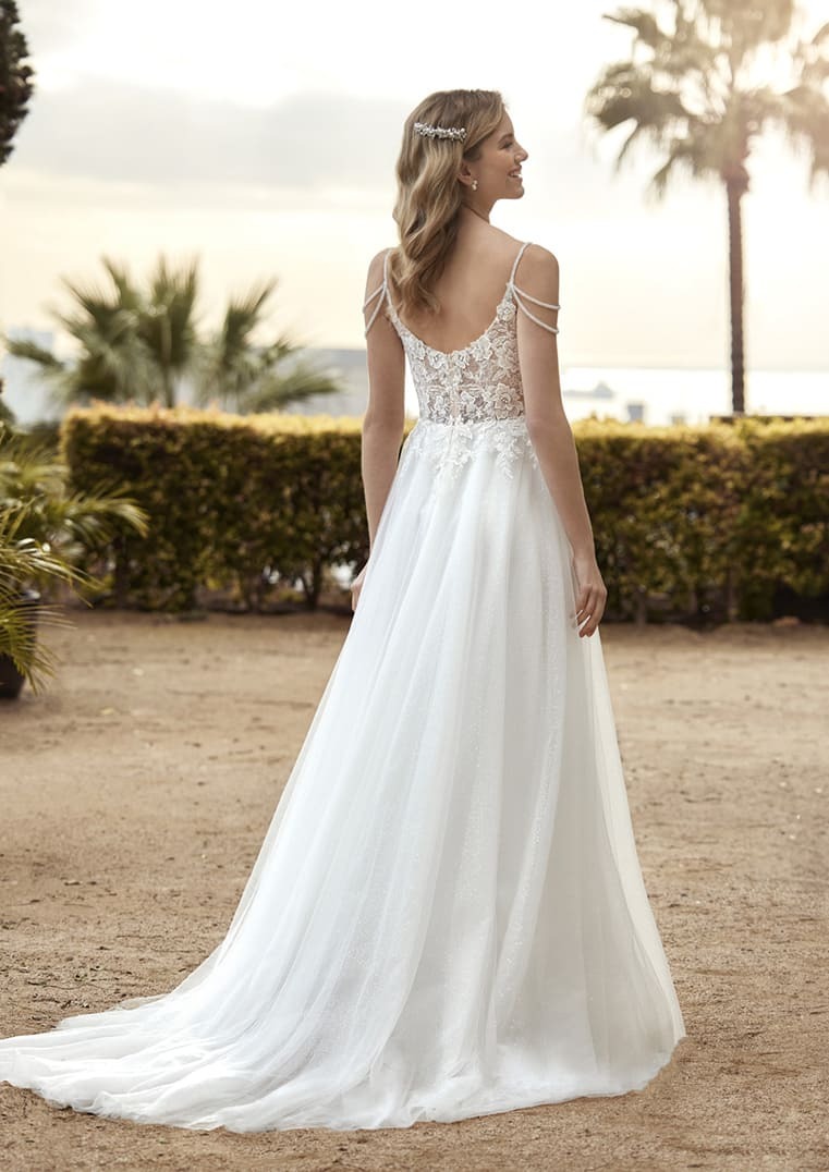 Obrázek ženy se svatebními šaty Sunlight z kolekce White One od Pronovias Group