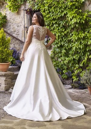 Obrázek ženy se svatebními šaty Ai z kolekce White One od Pronovias GroupPronovias