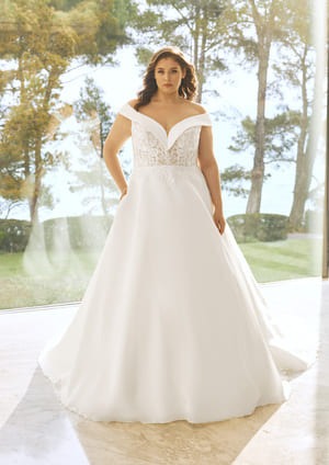 Obrázek ženy se svatebními šaty Adele od značky Pronovias
