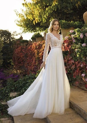 Obrázek ženy se svatebními šaty Sheila z nové kolekce White One 2024 od značky Pronovias Group