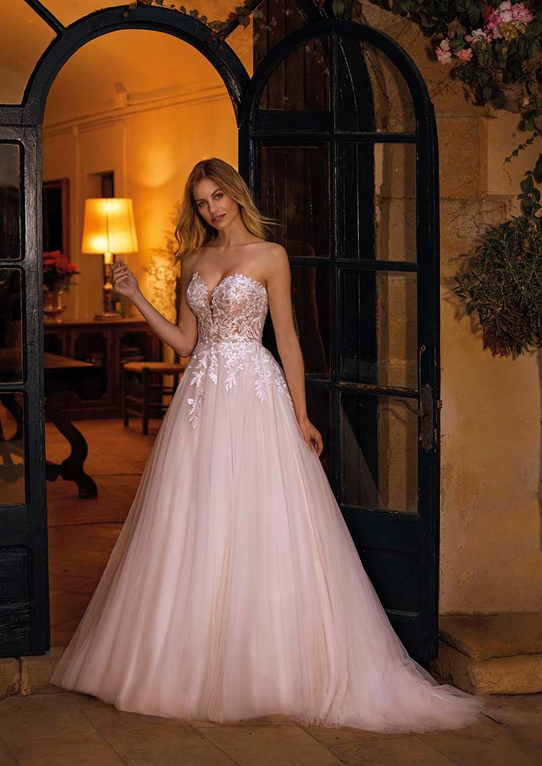 Obrázek ženy se svatebními šaty Peaches z nové kolekce White One 2024 od značky Pronovias Group