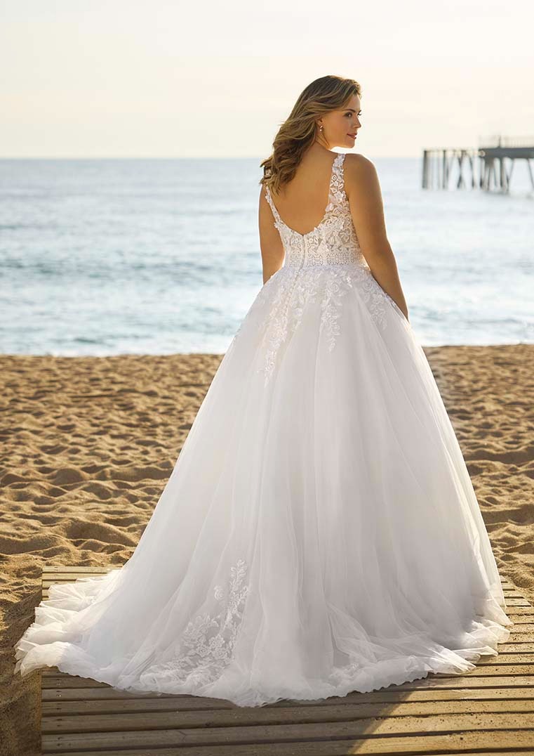 Obrázek ženy se svatebními šaty Wills z nové kolekce White One 2024 od značky Pronovias Group