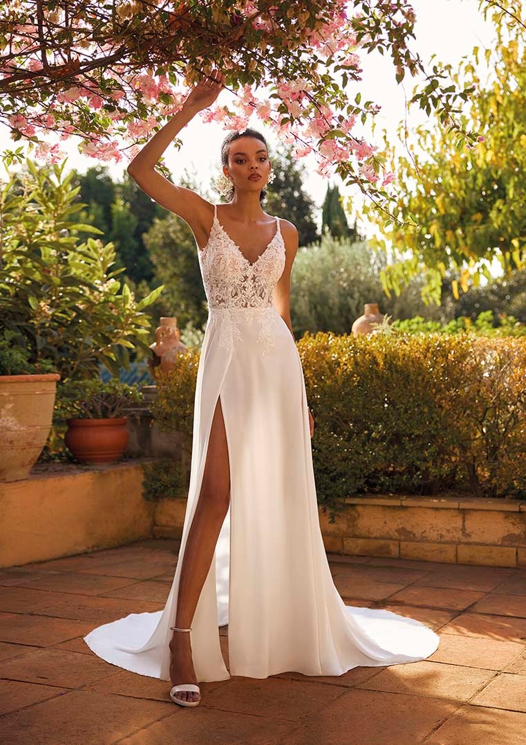 Obrázek ženy se svatebními šaty Flirts z nové kolekce White One 2024 od značky Pronovias Group