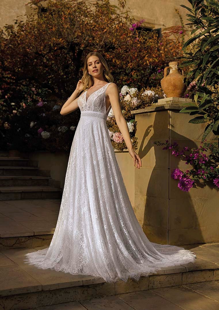 Obrázek ženy se svatebními šaty Joli z nové kolekce White One 2024 od značky Pronovias Group