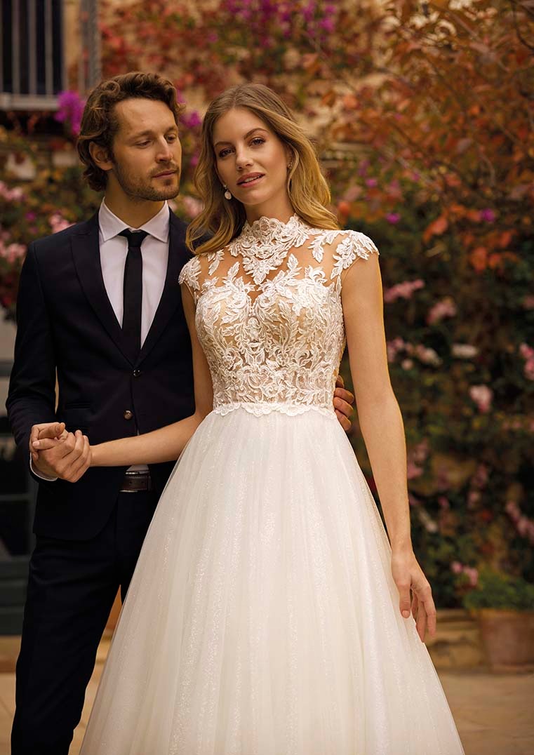 Obrázek ženy se svatebními šaty Spargo z nové kolekce White One 2024 od značky Pronovias Group