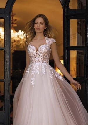 Obrázek ženy se svatebními šaty Peaches z nové kolekce White One 2024 od značky Pronovias Group