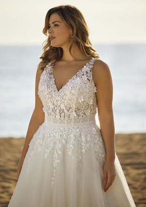 Obrázek ženy se svatebními šaty Wills z nové kolekce White One 2024 od značky Pronovias Group