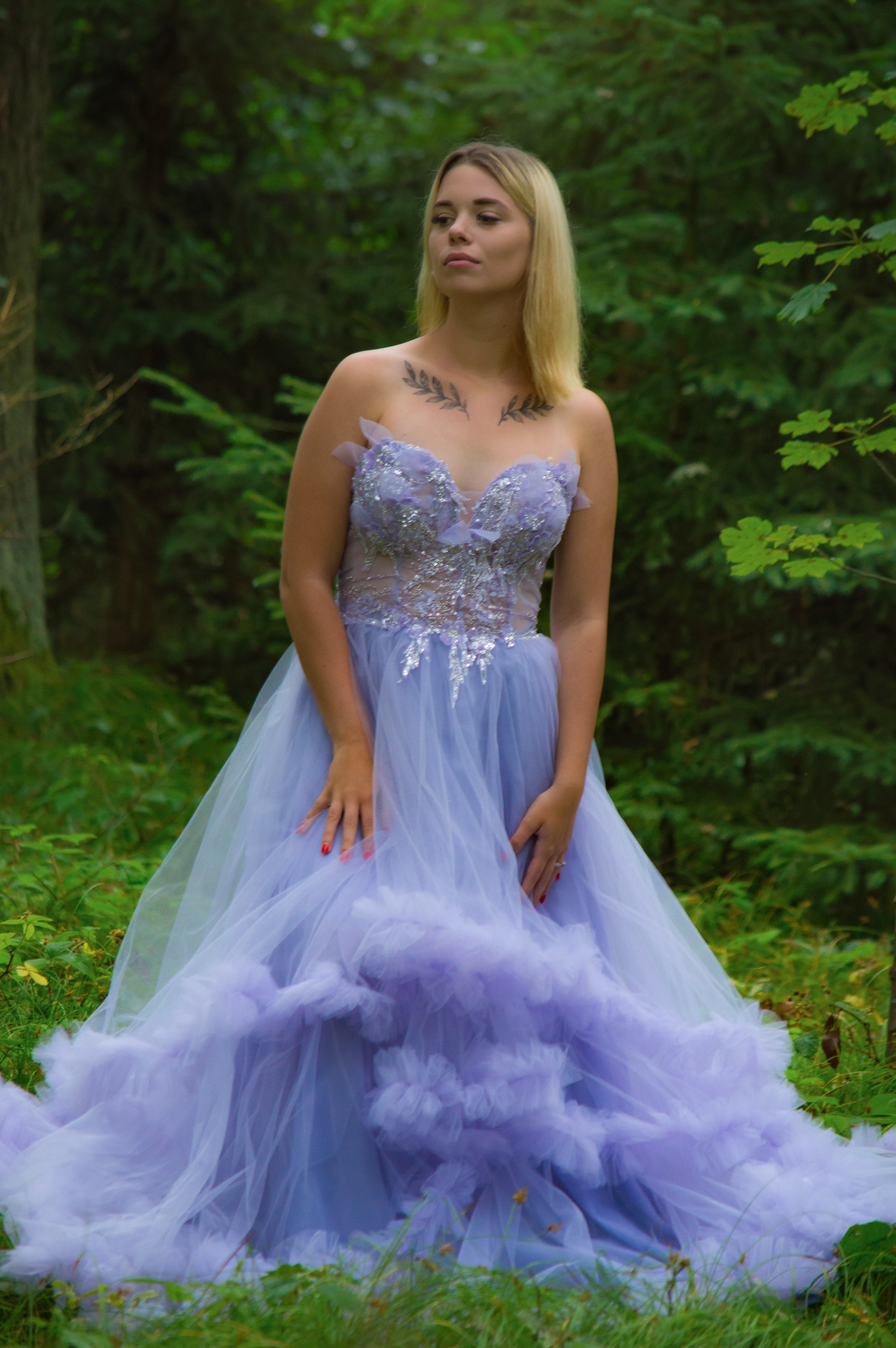 Obrázek ženy se světle fialovými společenskými šaty