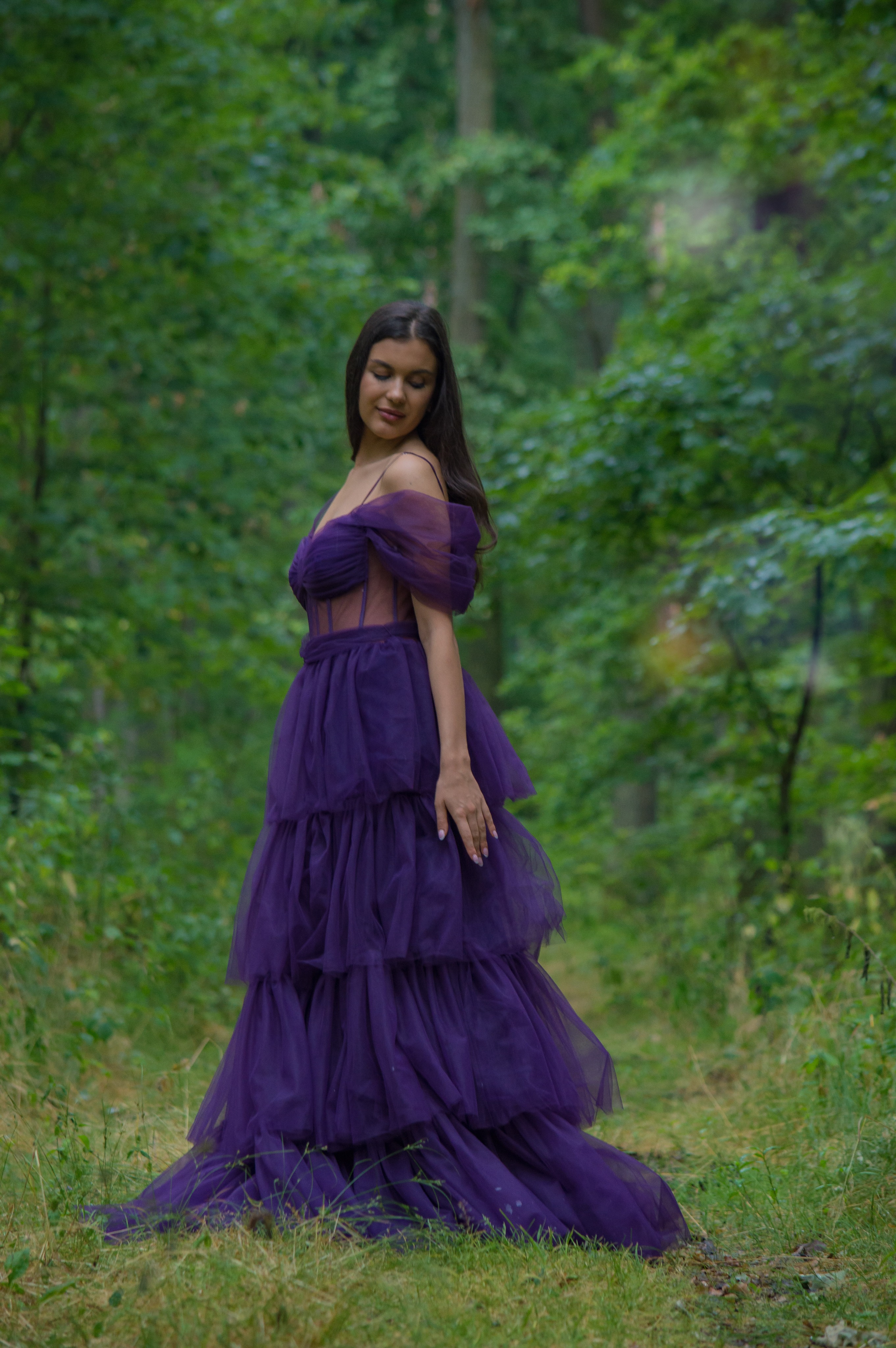 Obrázek ženy s tmavě fialovými společenskými šaty