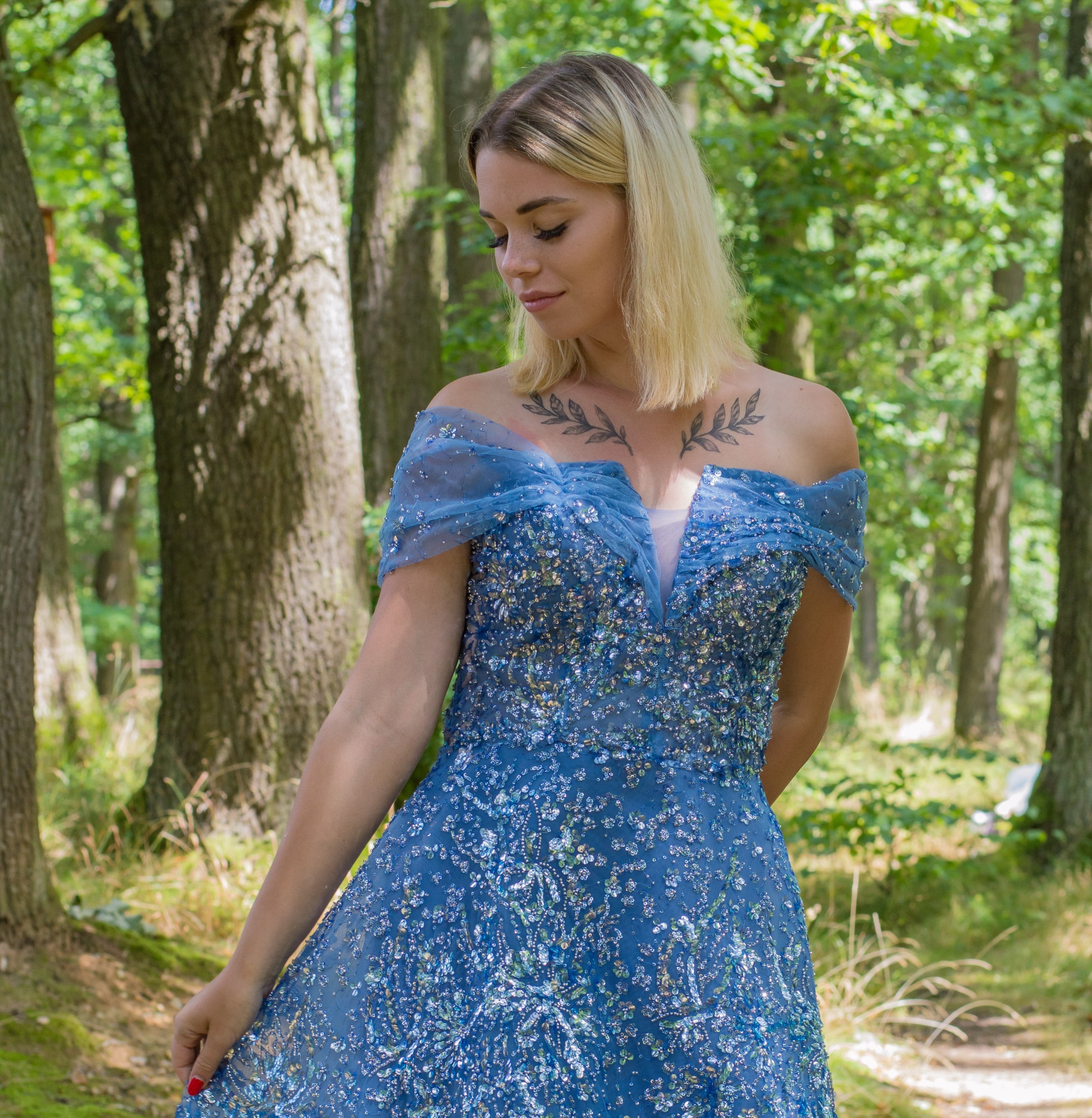 Obrázek ženy se světle modrými společenskými šaty