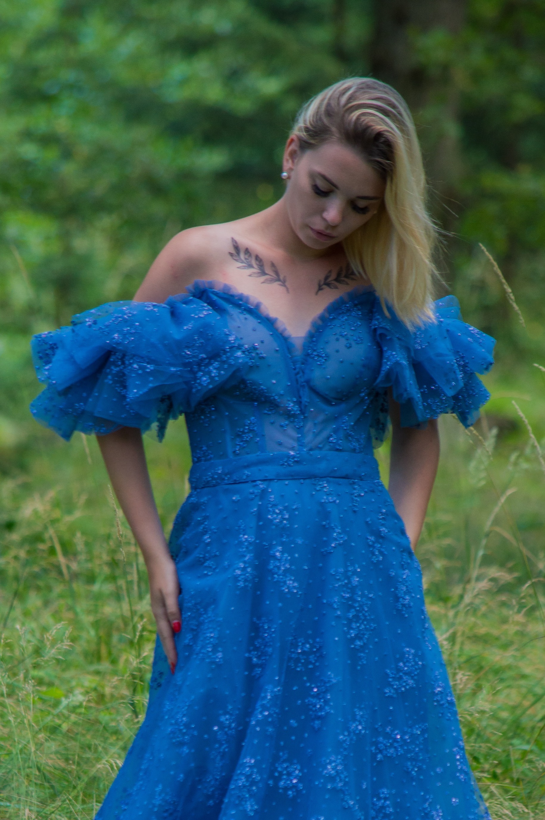 Obrázek ženy s modrými společenskými šaty