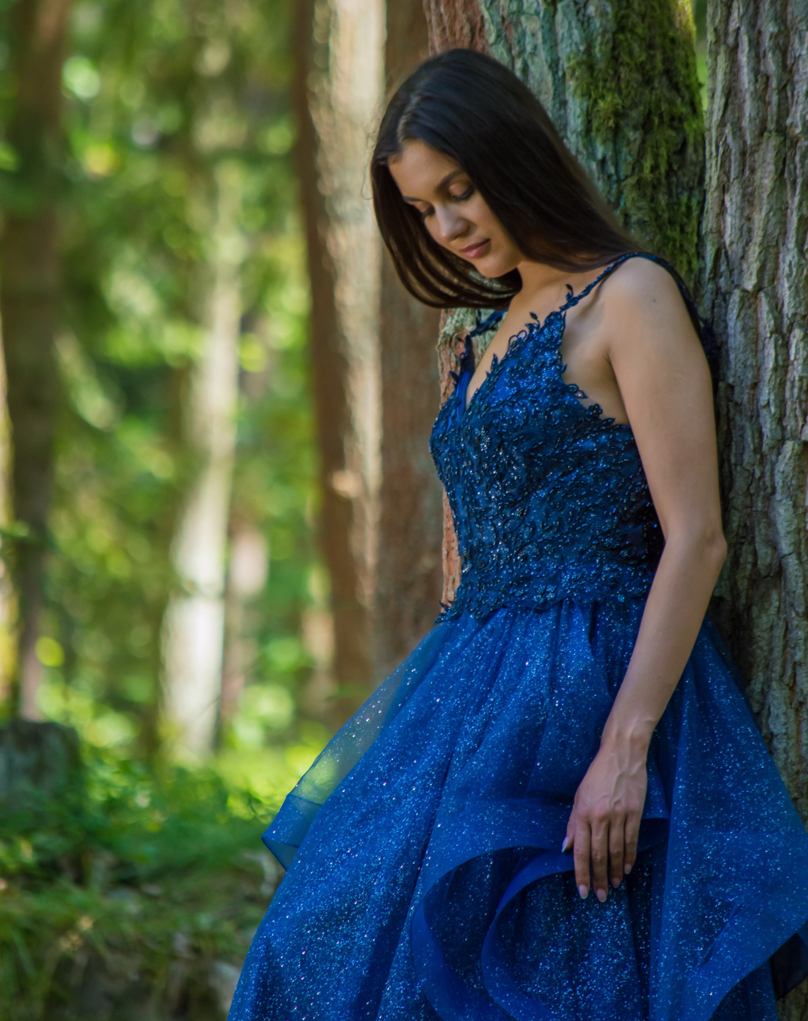 Obrázek ženy s tmavě modrými společenskými šaty
