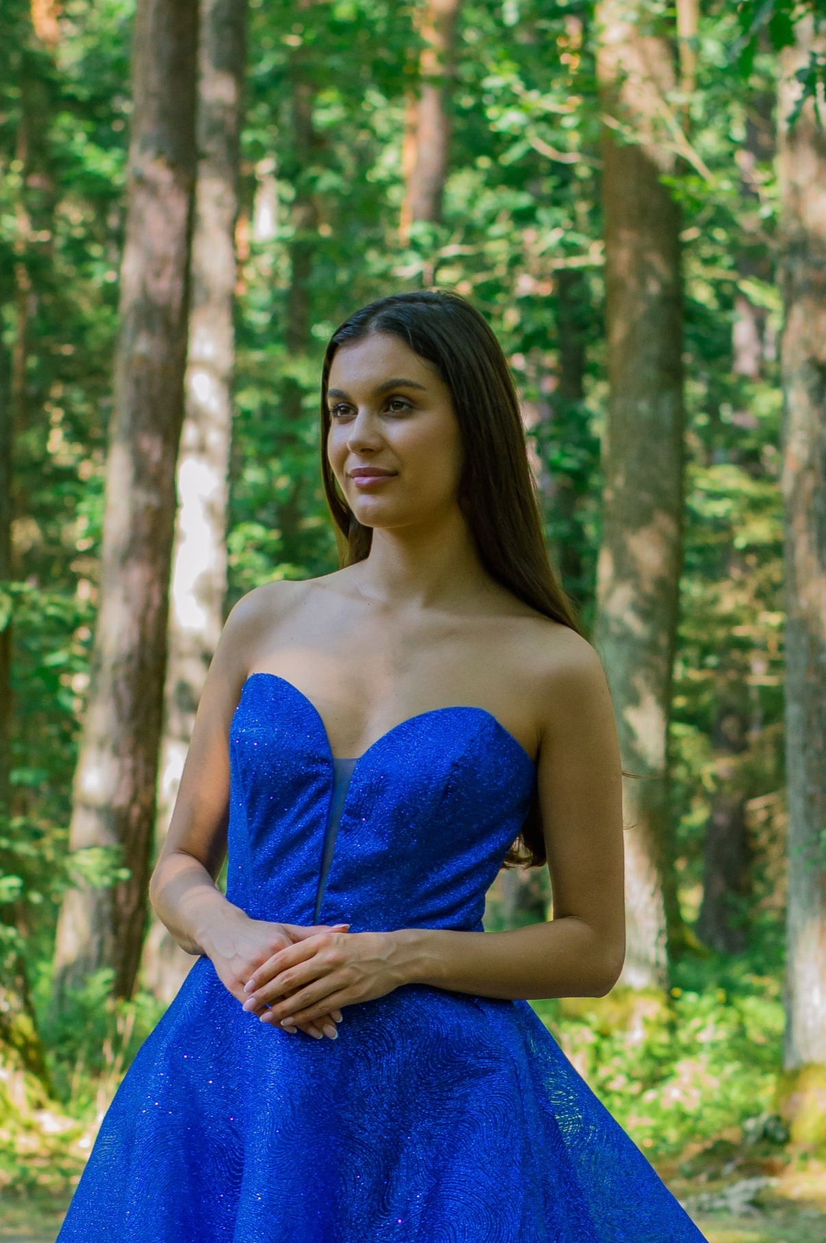 Obrázek ženy s dlouhými modrými společenskými šaty