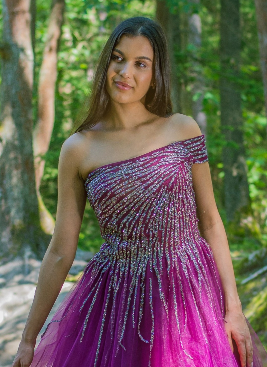 Obrázek ženy s magentovými společenskými šaty