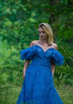 Obrázek ženy s modrými společenskými šaty