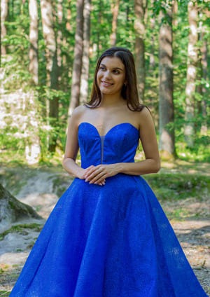 Obrázek ženy s tmavě modrými společenskými šaty
