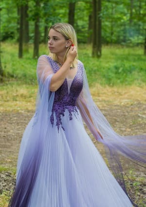 Obrázek ženy s fialovými společenskými šaty