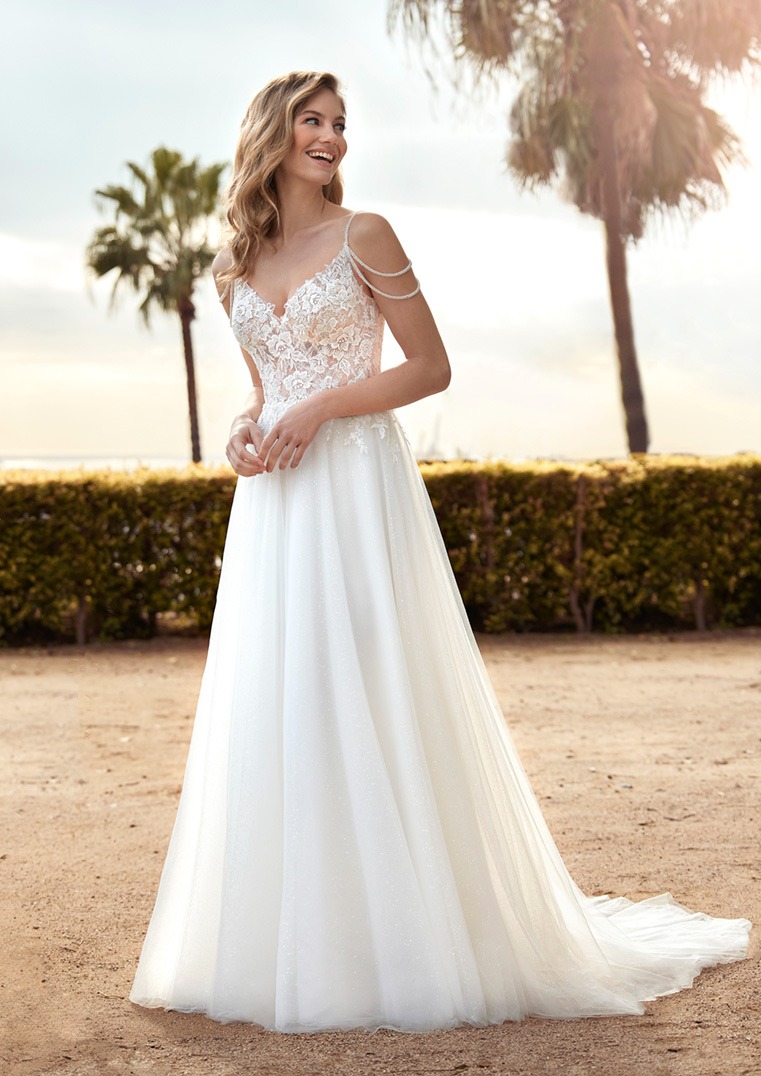 Obrázek ženy se svatebními šaty Sunlight z kolekce White One od Pronovias Group