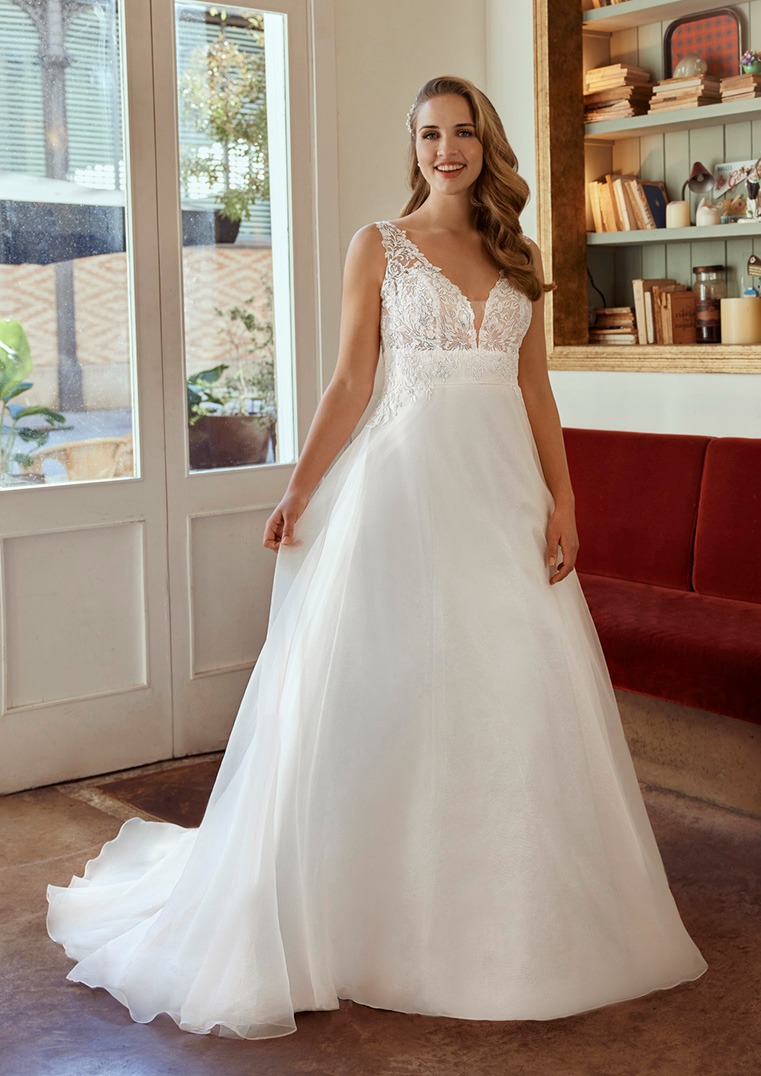 Obrázek ženy se svatebními šaty Twinkle z kolekce White One od Pronovias Group