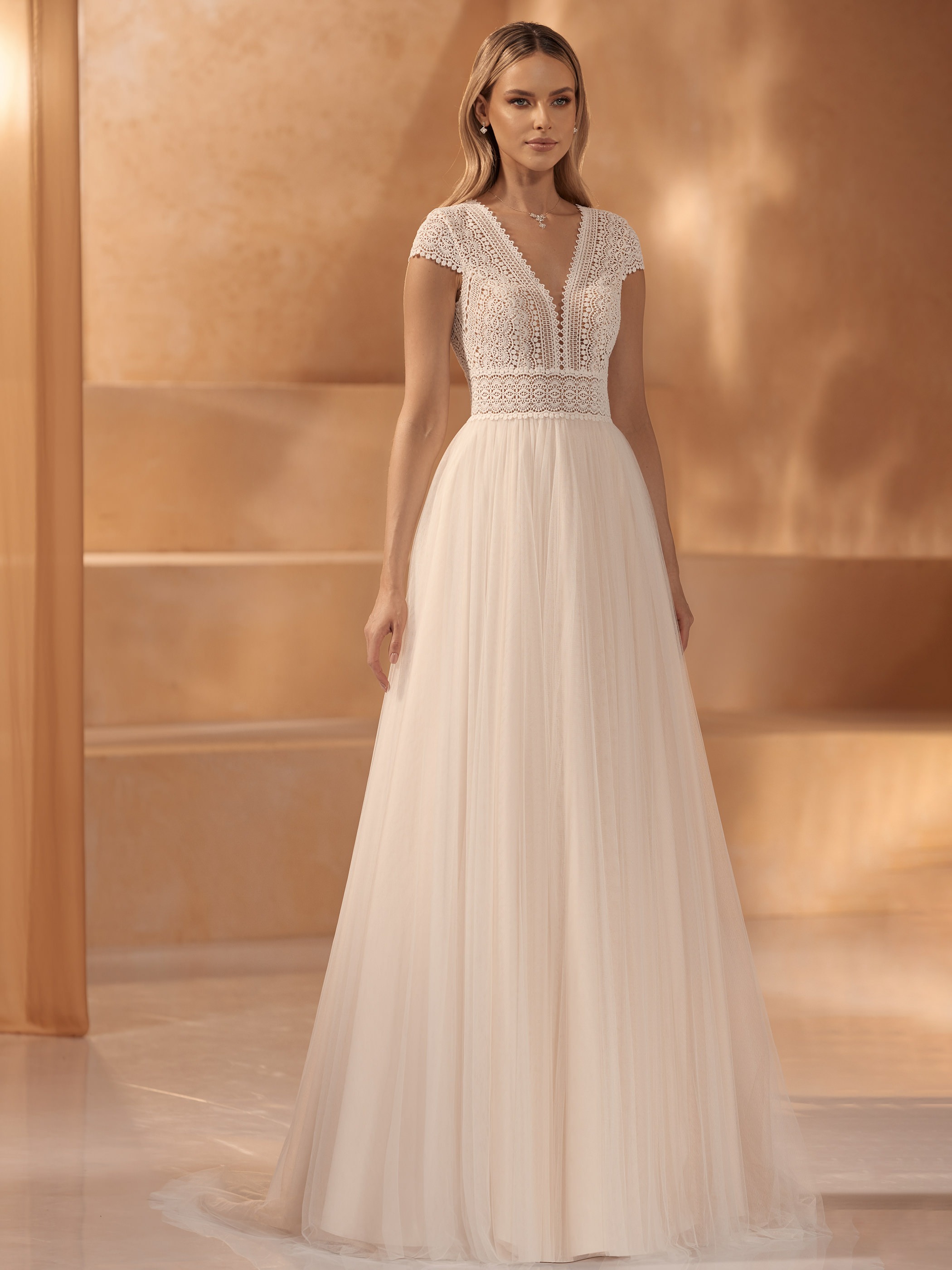 Obrázek ženy se svatebními šaty Ivonne z nové kolekce Bianco Evento 2024