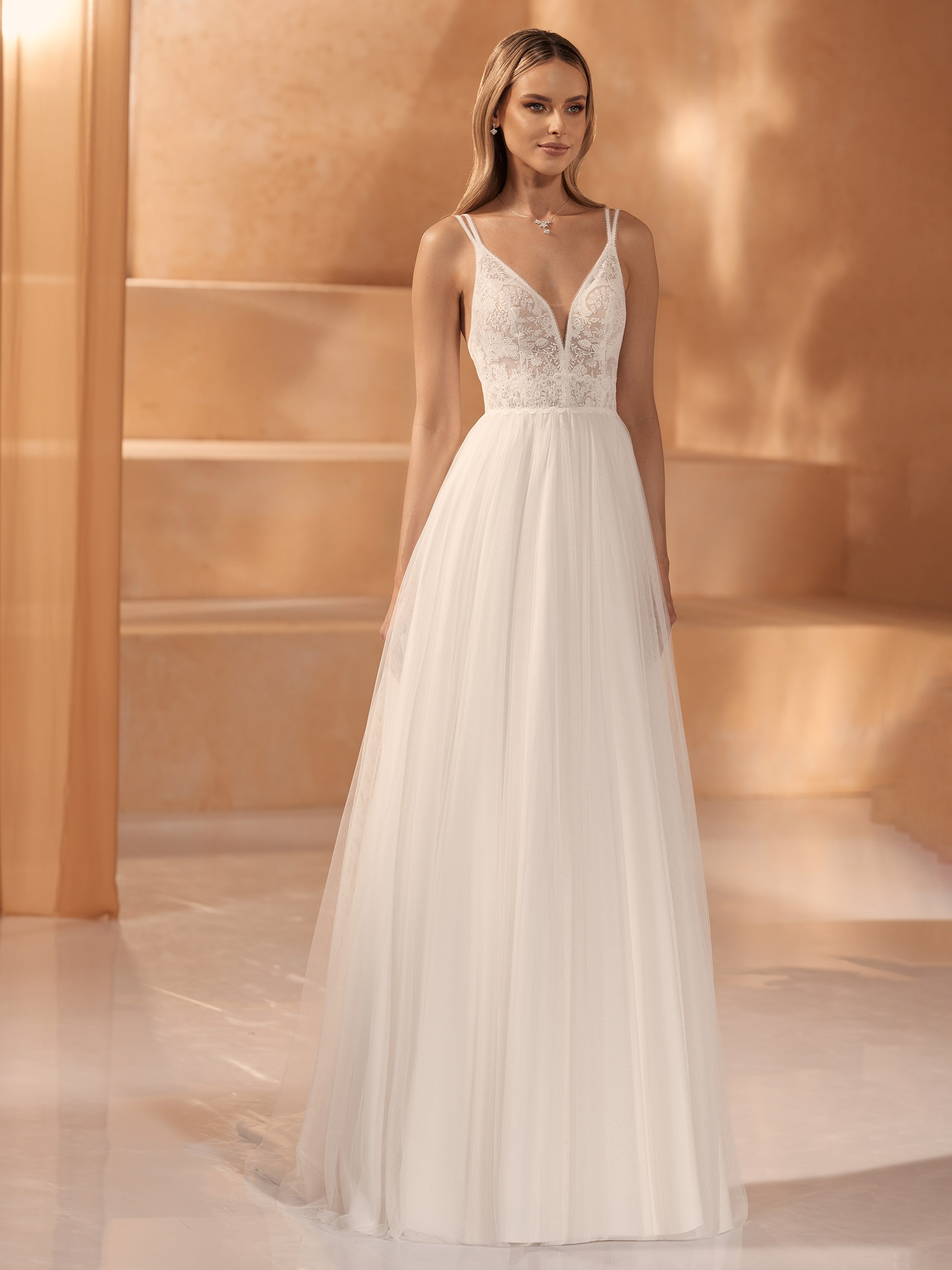 Obrázek ženy se svatebními šaty Martha z nové kolekce Bianco Evento 2024