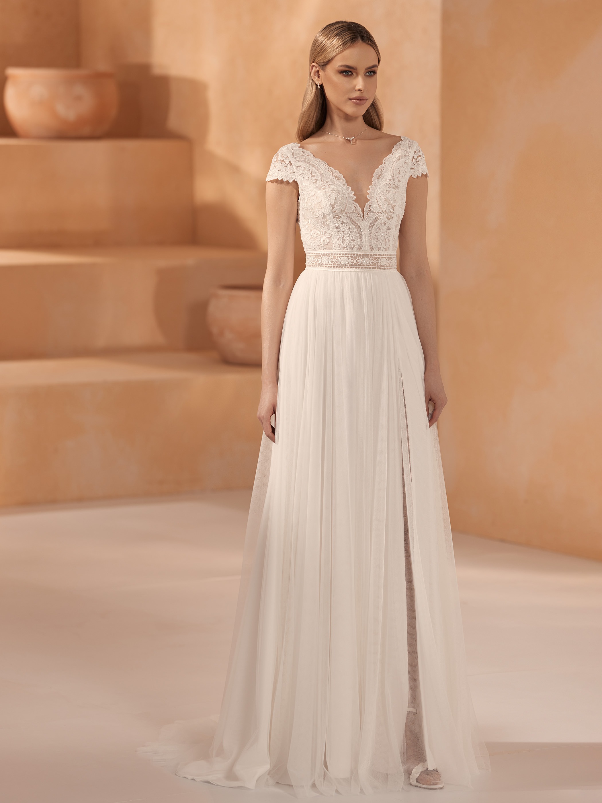 Obrázek ženy se svatebními šaty Moli z nové kolekce Bianco Evento 2024