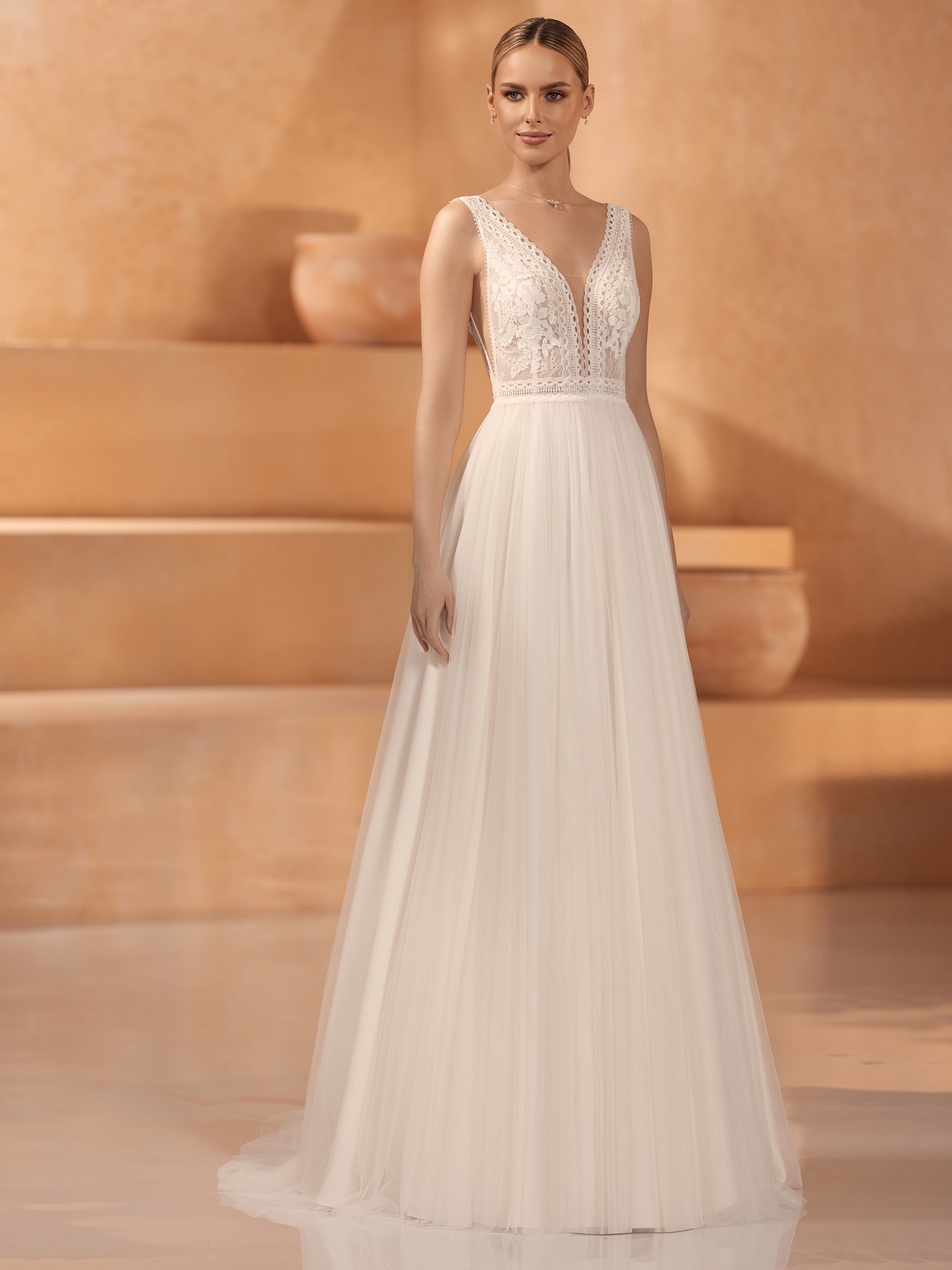Obrázek ženy se svatebními šaty Muriel z nové kolekce Bianco Evento 2024