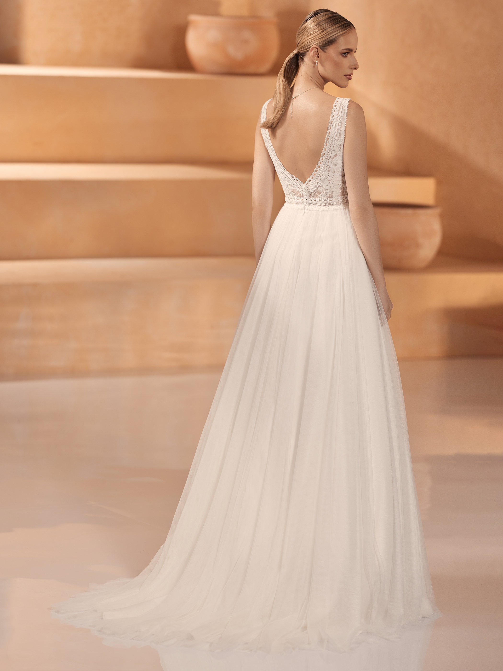 Obrázek ženy se svatebními šaty Muriel z nové kolekce značky Bianco Evento