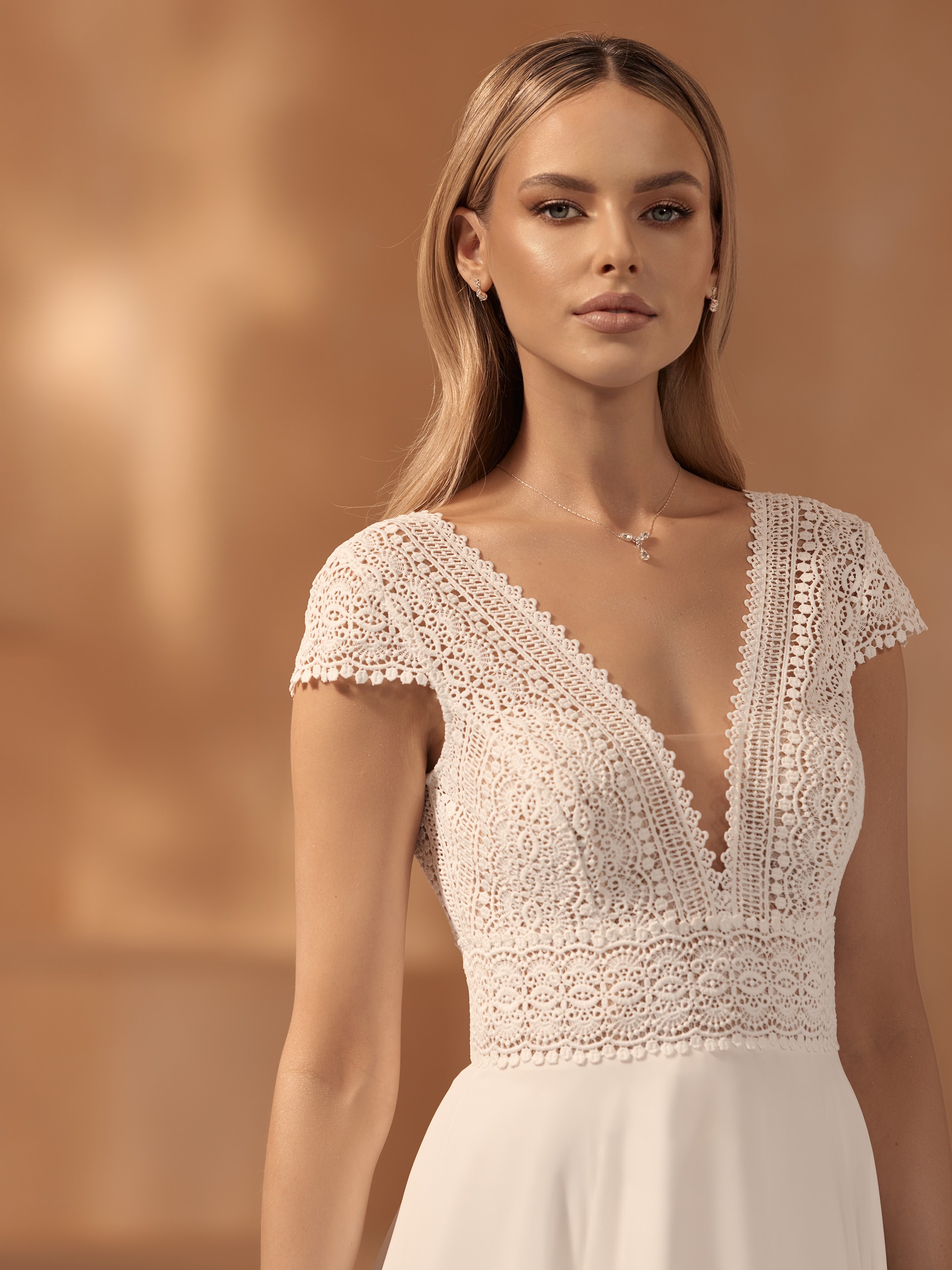 Obrázek ženy se svatebními šaty Norma z nové kolekce značky Bianco Evento 2024
