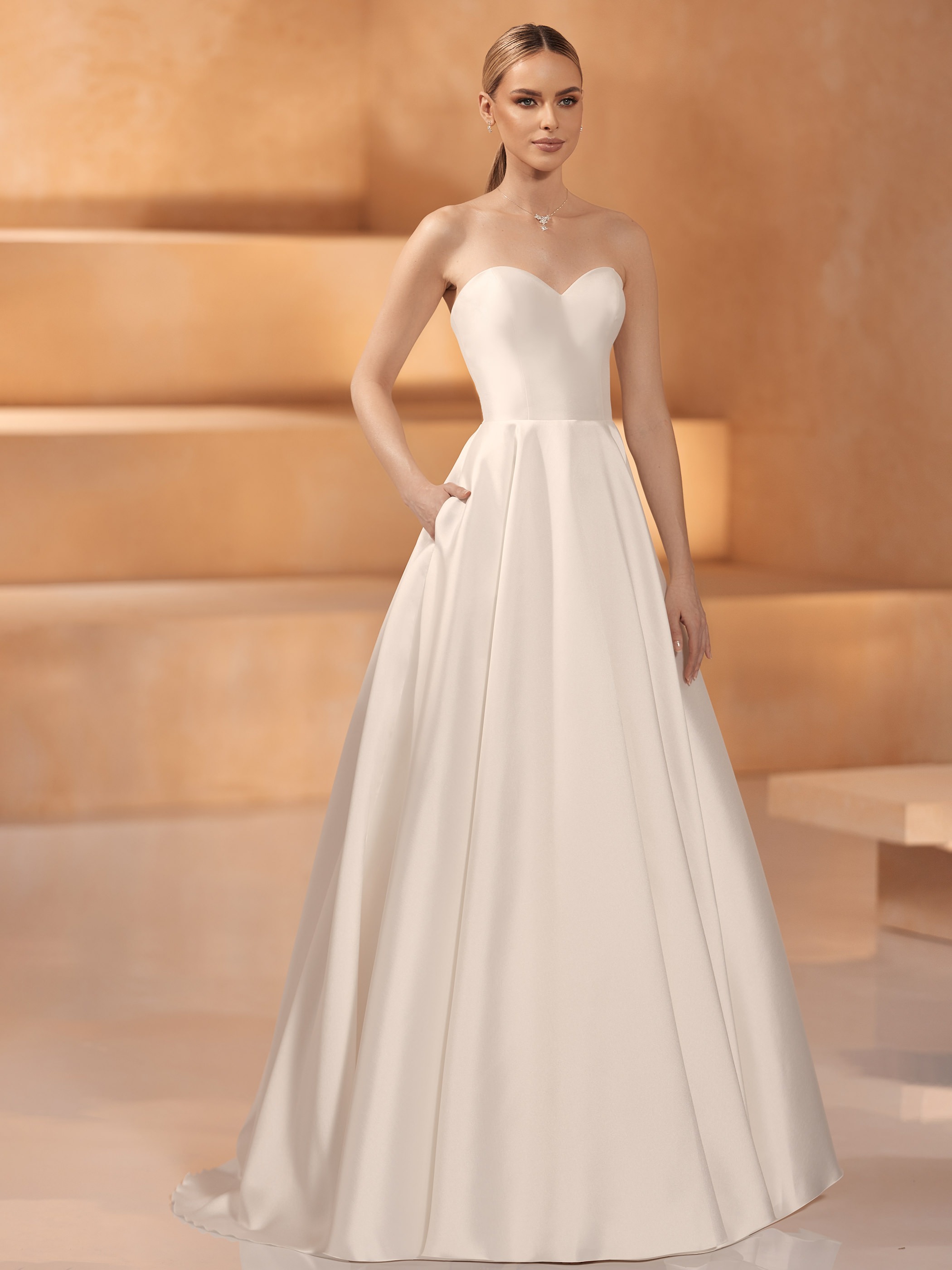 Obrázek ženy se svatebními šaty IOlga z nové kolekce Bianco Evento 2024