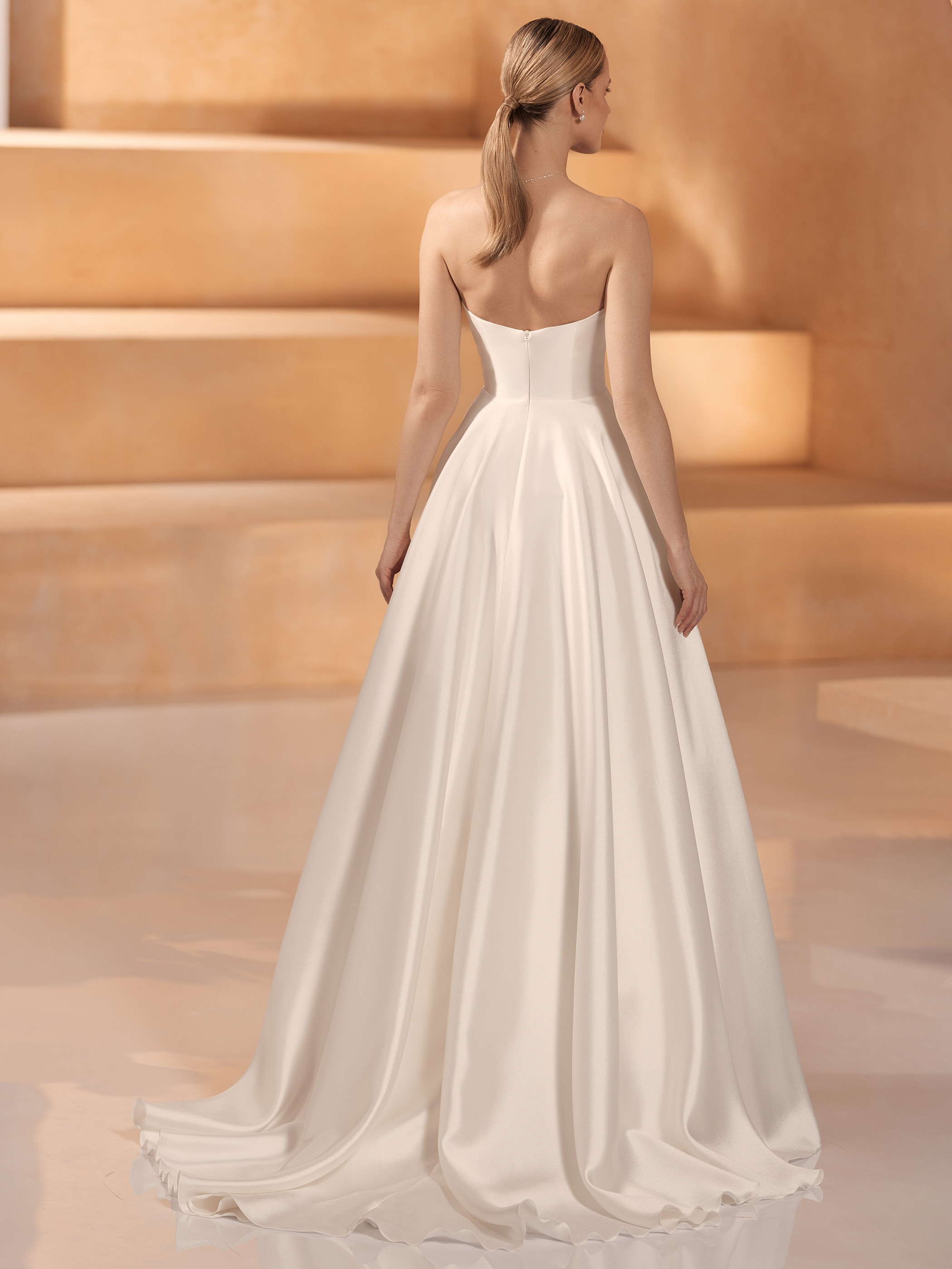Obrázek ženy se svatebními šaty Olga z nové kolekce značky Bianco Evento 2024