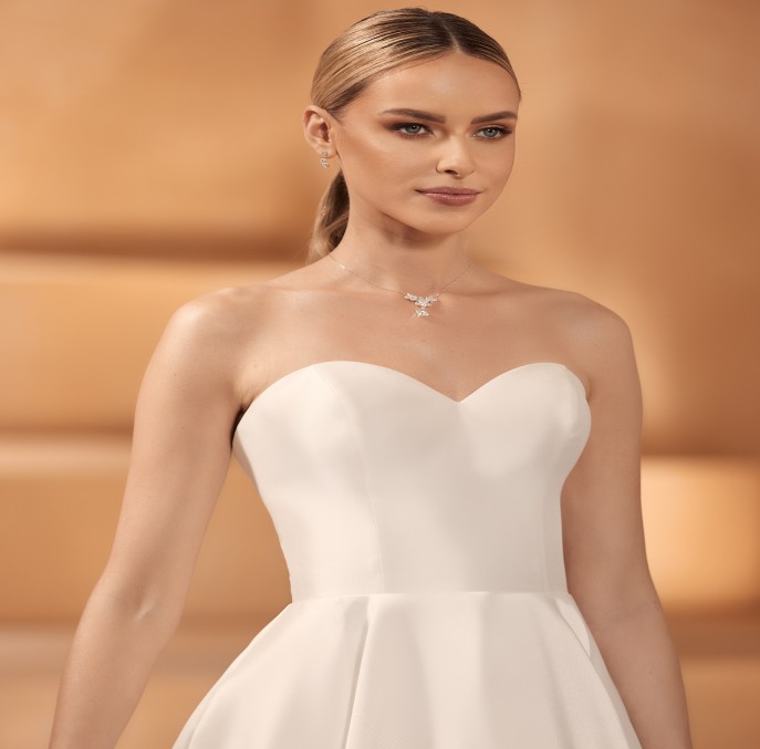 Obrázek ženy se svatebními šaty Olga z nové kolekce značky Bianco Evento 2024