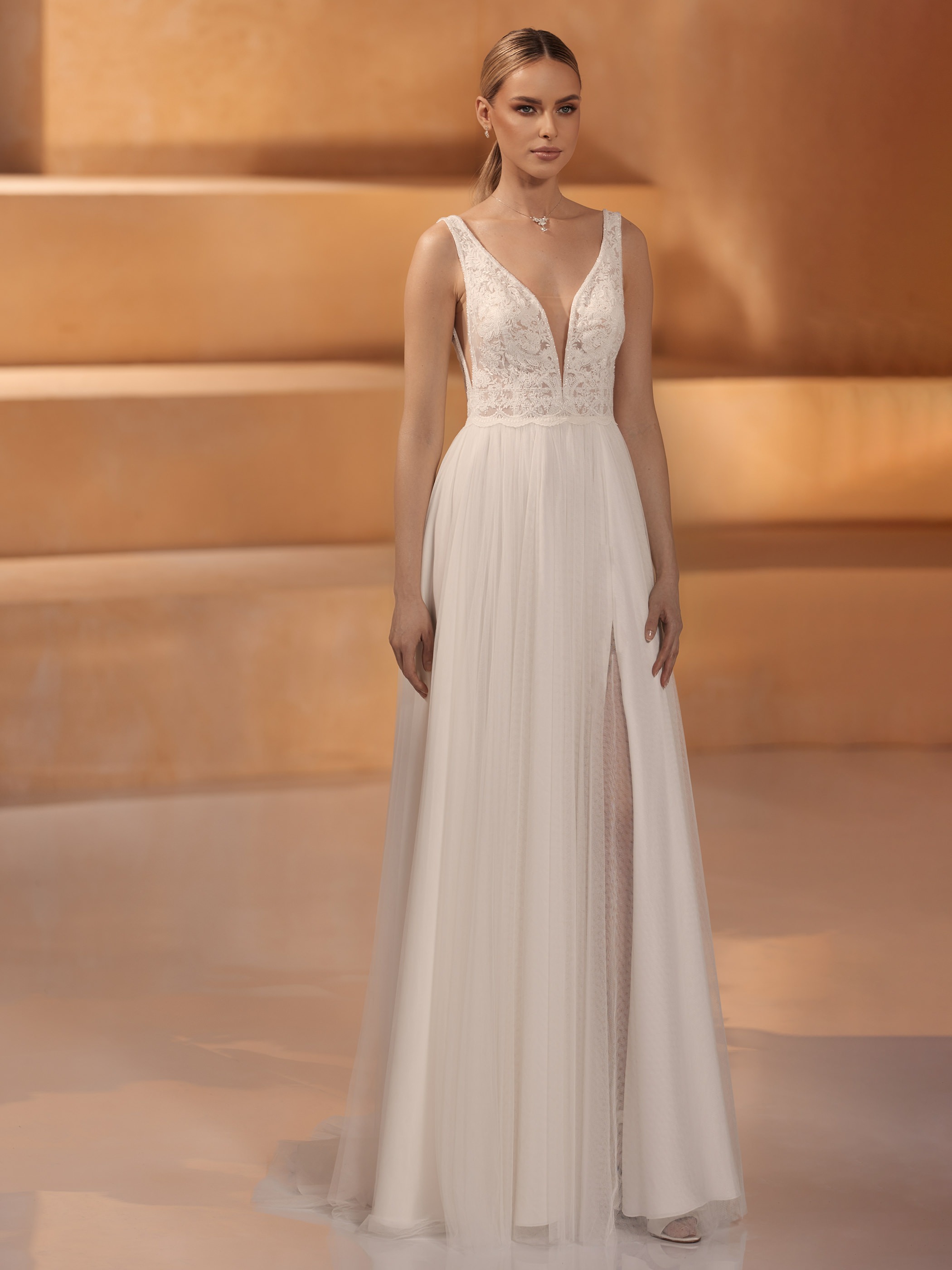 Obrázek ženy se svatebními šaty Porta z nové kolekce Bianco Evento 2024