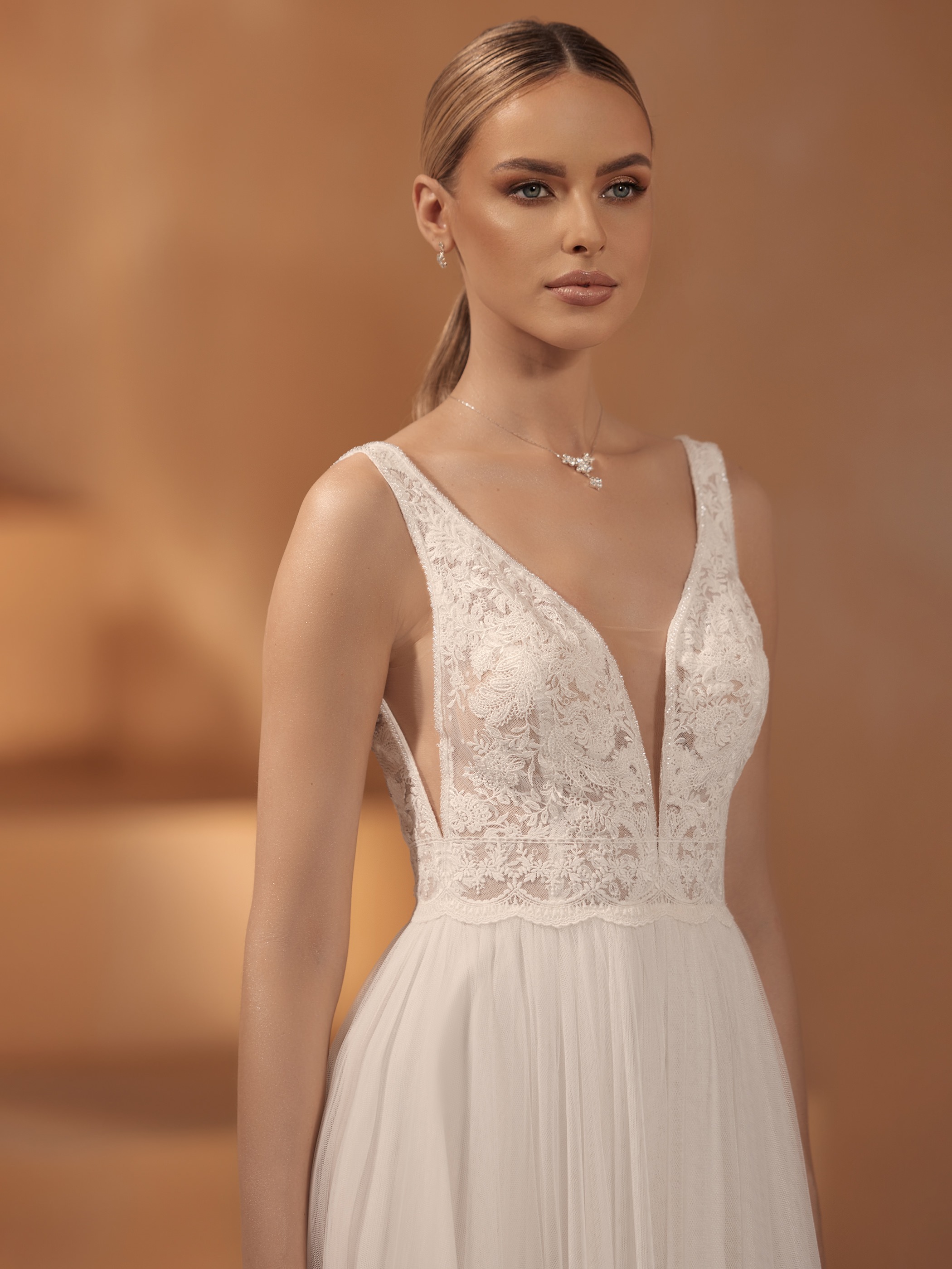 Obrázek ženy se svatebními šaty Porta z nové kolekce od značky Bianco Evento 2024