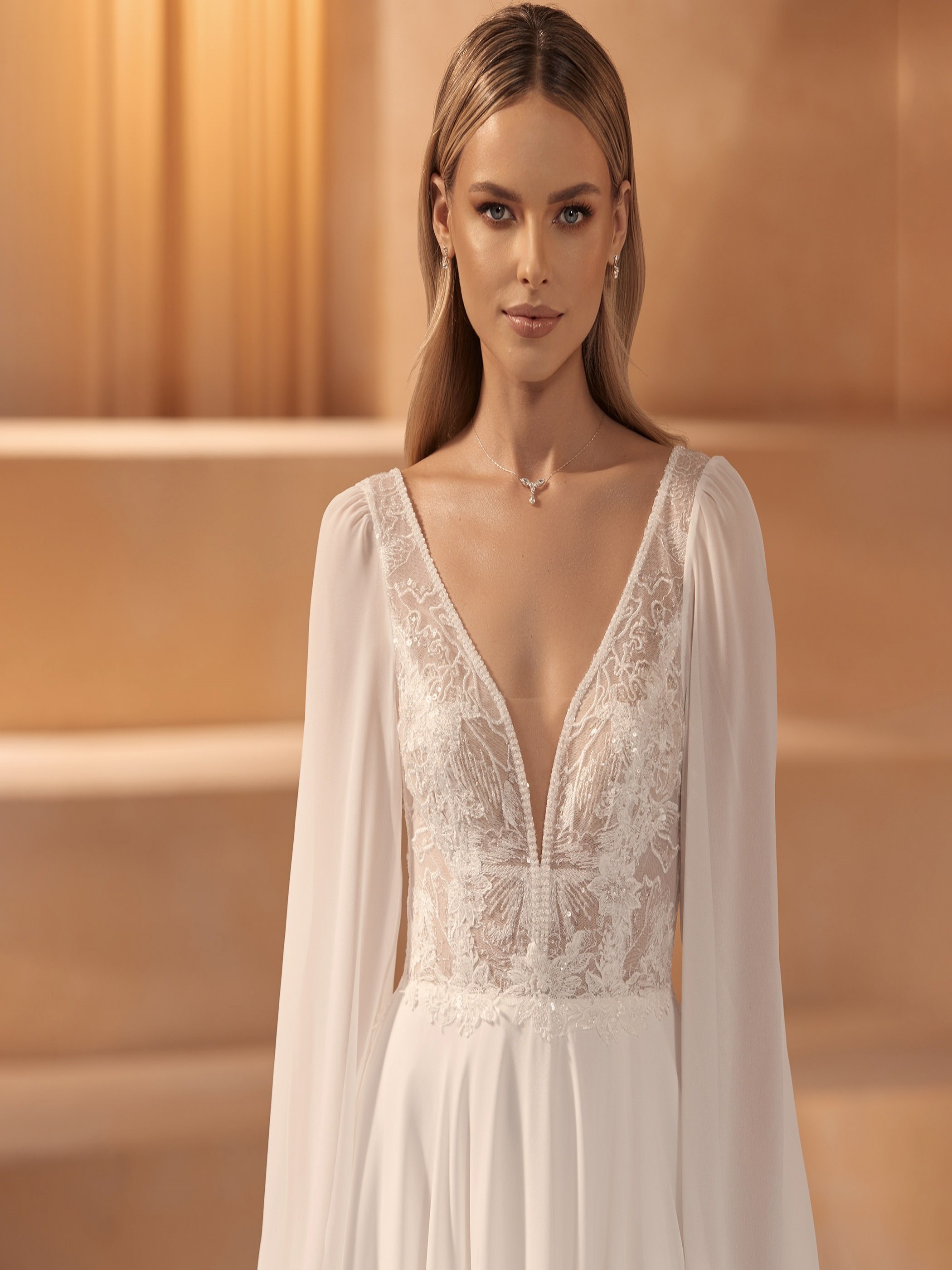 Obrázek ženy se svatebními šaty Ramona z nové kolekce White One 2024 od značky Pronovias Group