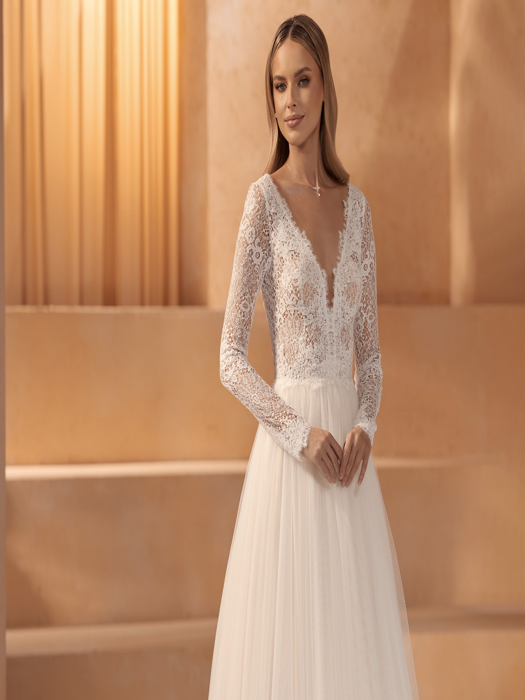 Obrázek ženy se svatebními šaty Savana z nové kolekce Bianco Evento 2024