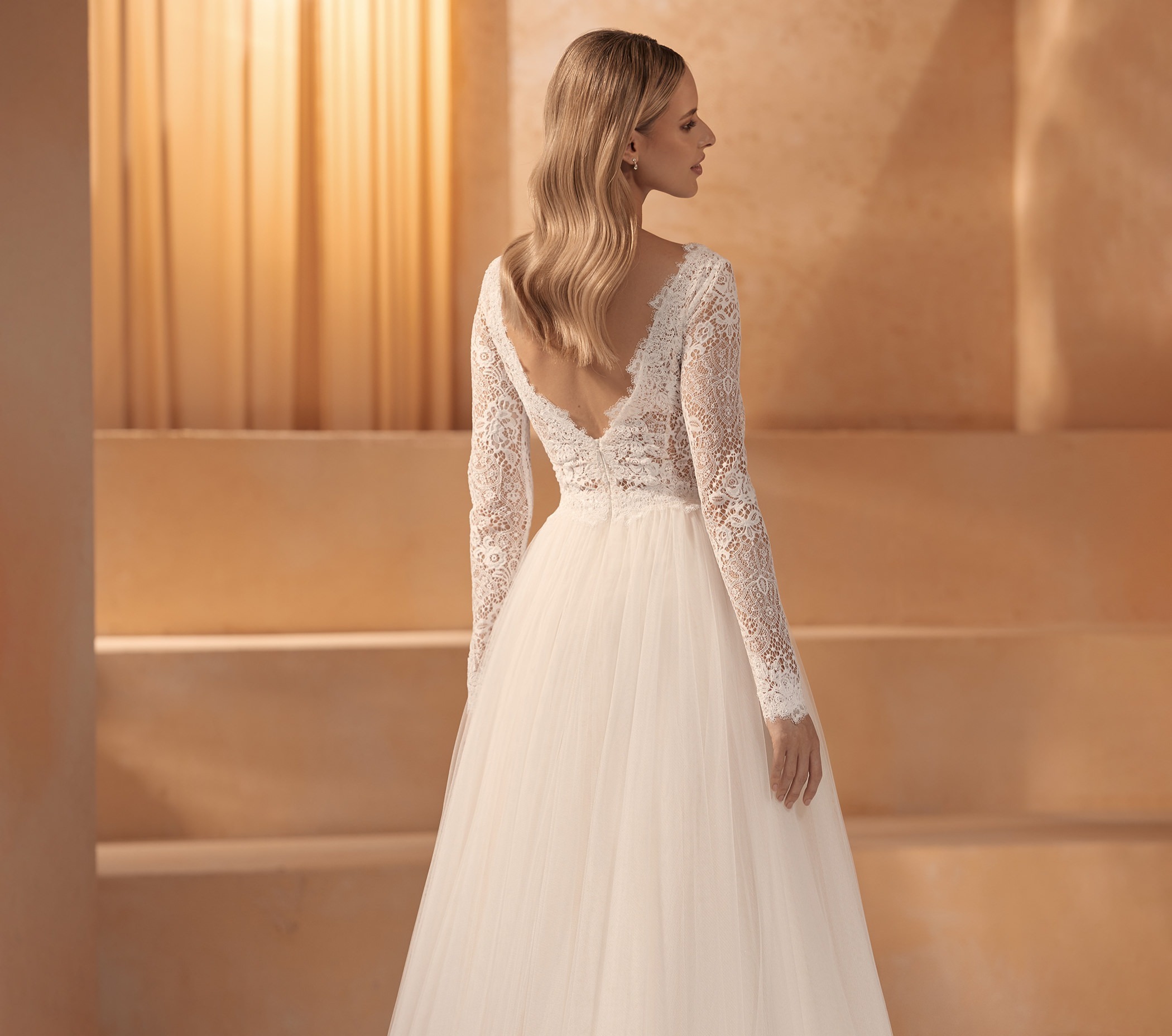 Obrázek ženy se svatebními šaty Savana z nové kolekce značky Bianco Evento 2024