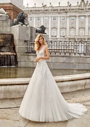 Obrázek ženy se svatebními šaty Ninfa od značky Aire Barcelona