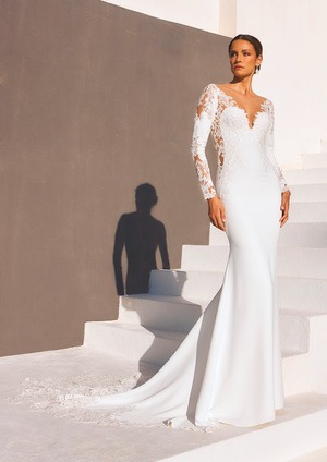 Obrázek ženy se svatebními šaty Marisa od značky Pronovias