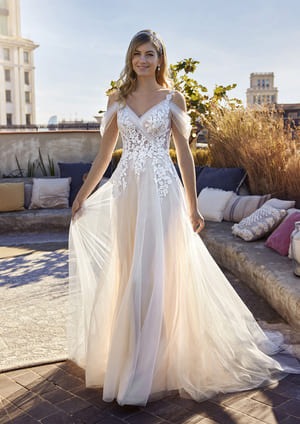 Obrázek ženy se svatebními šaty Midnight z kolekce White One od značky Pronovias Group