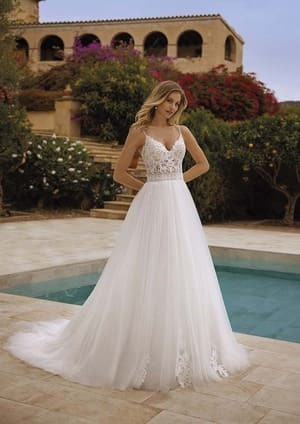 Obrázek ženy se svatebními šaty Touche z nové kolekce White One 2024 od značky Pronovias Group