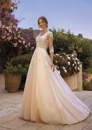 Obrázek ženy se svatebními šaty Jets z nové kolekce White One 2024 od značky Pronovias Group