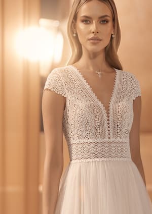 Obrázek ženy se svatebními šaty Ivonne z nové kolekce značky Bianco Evento