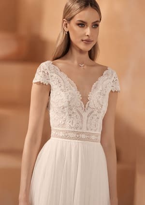 Obrázek ženy se svatebními šaty Moli z nové kolekce značky Bianco Evento